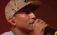 Pharrell Williams en live chante Get Lucky