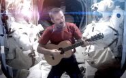 Chris Hadfield chante Space Oddity de Bowie depuis l'espace