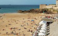 Plage avec des touristes