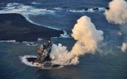 Photo fournie par les garde-côtes japonais montrant la naissance d'une petite île surgie dans l'archipel Ogasawara, le 20 novembre 2013 au Japon. AFP.