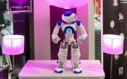 Le robot Nao chargédes relations clientèles chez Darty