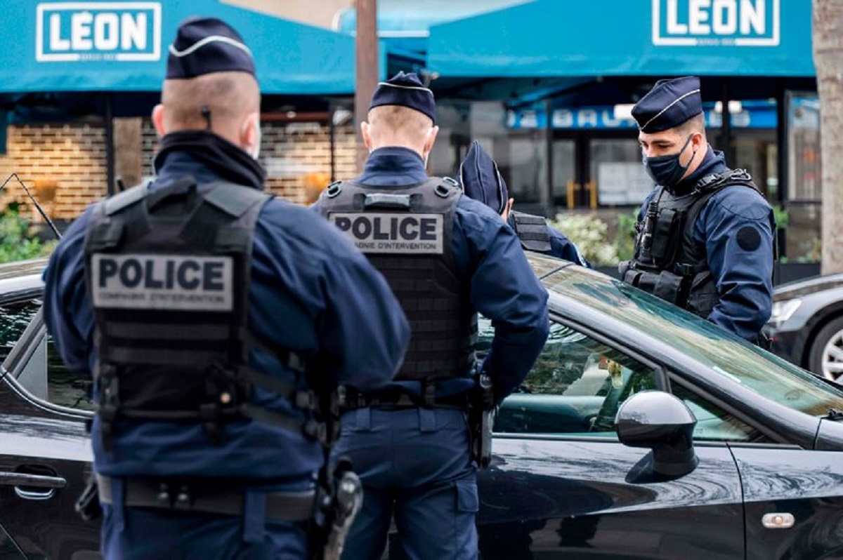 Paris, un homme avec une machette a été arrêté par la police