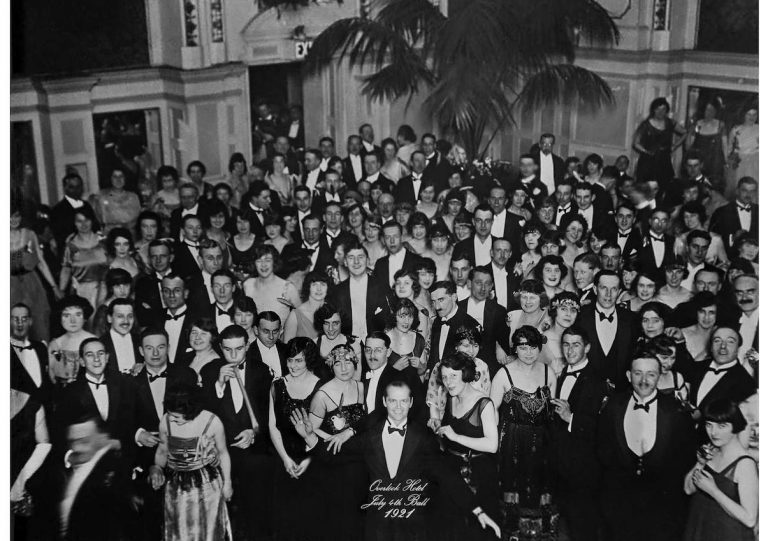 The Shining, 100 ans après le bal du 4 juillet à l'hôtel Overlook : le mystère de la photo de Jack Torrance