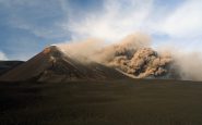 Le volcan italien Etna entre à nouveau en éruption