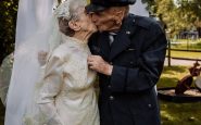 Mariés depuis 1944 mais n'ayant pas de photos de mariage : la maison de retraite organise un nouveau mariage