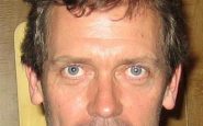 Hugh Laurie incarnant Dr House dans la série TV